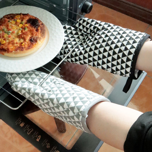 Thick Heat Resistant Oven Mitt & Pot Holder Set for Baking, Microwave & Kitchen Use
